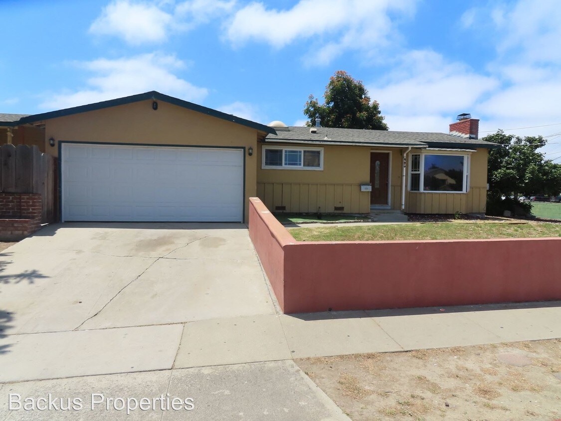 Primary Photo - 4 br, 2 bath House - 990 N. Madeira Ave.