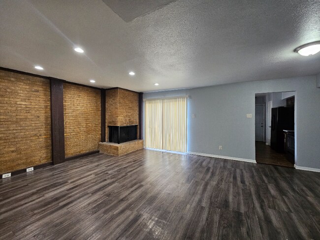 Building Photo - 4008 Towngate Blvd