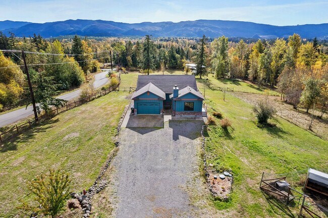 Building Photo - Yelm Country Living | 3 Bed, 3 Bath Home on 2.5 Acres | Solar Panels!
