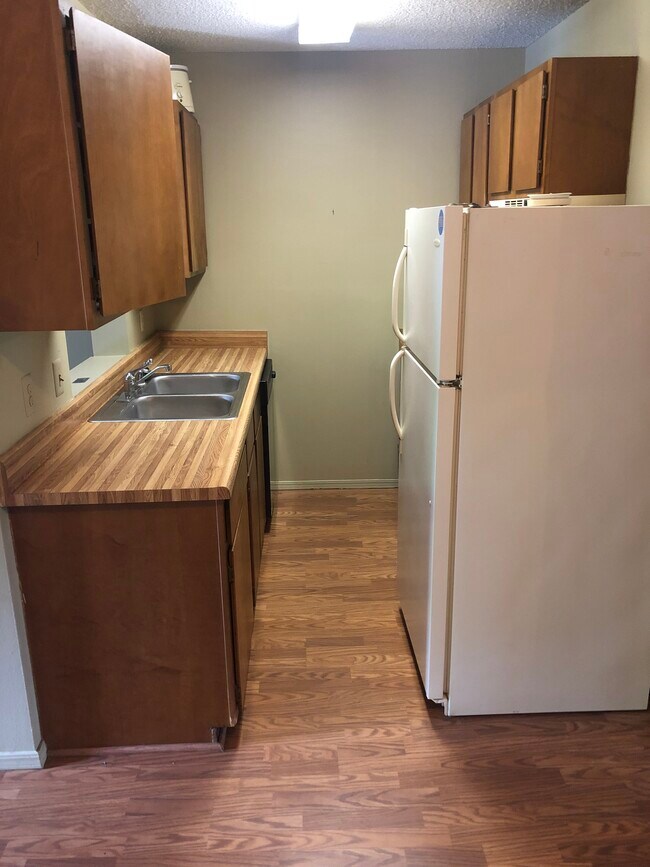 Foto del edificio - 661 N Leverett Ave