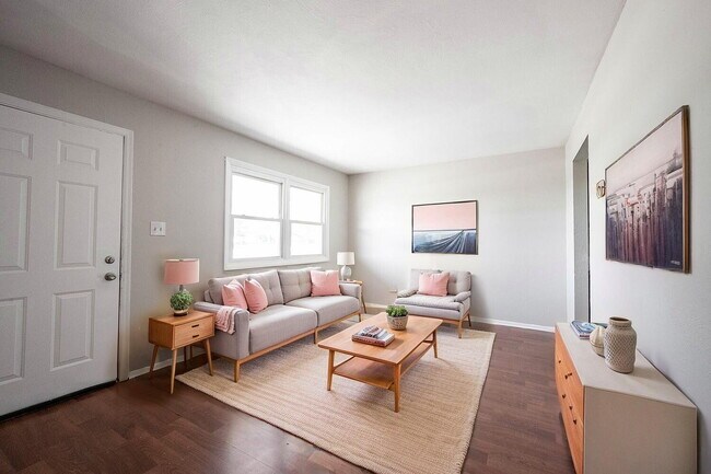 Foto del edificio - "Charming 2-Bedroom Retreat in New Palestine - 800 Sq Ft of Comfort!"