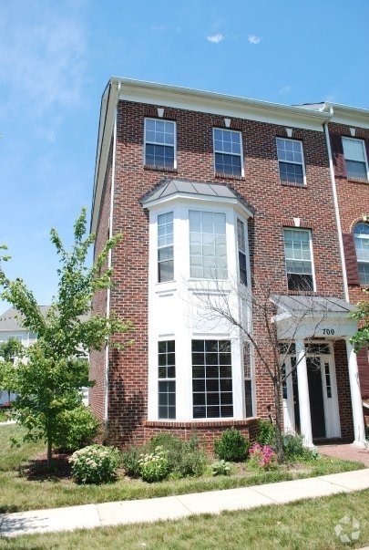 Building Photo - 700 Crooked Creek Dr