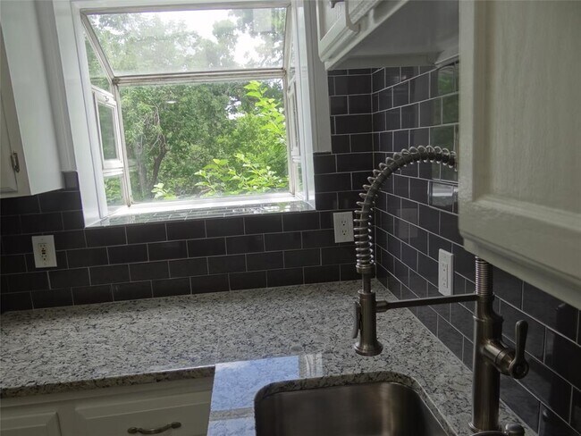 Foto del edificio - 916 E 32nd St