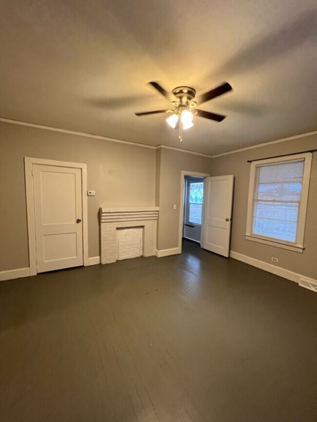 Foto del edificio - Cute home in Victor Mill in Greer. Rocking chair front porch, 2 bedrooms, 1 full bath with Hardwo...