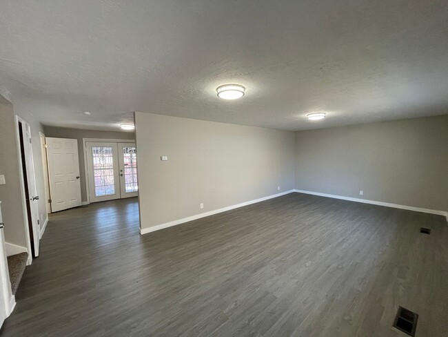 Building Photo - 4 Bed/1.5 Home Bath in Ogden