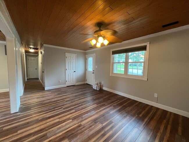 Building Photo - Cute 3 Bed 2 Bath!