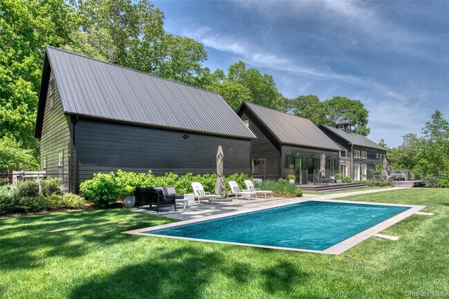 Foto del edificio - 745 Golf View Ct