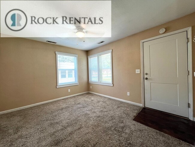 Building Photo - Cute, Nicely Renovated 1 Bed 1 Bath