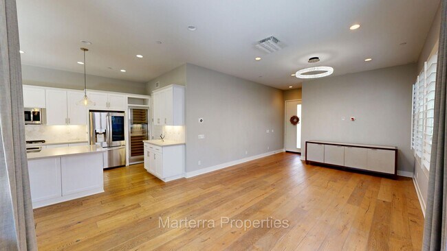 Building Photo - Beautiful Home In Costa Mesa with a Bonus Room