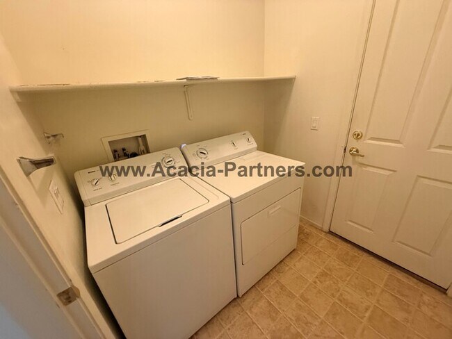 Foto del edificio - Three Bedroom  Home in Continental Reserves
