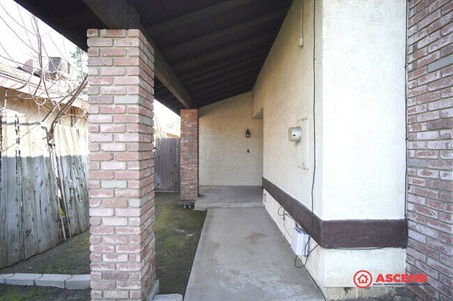 Building Photo - Cozy 3 Bedroom Home at White Ln. & Stine rd.