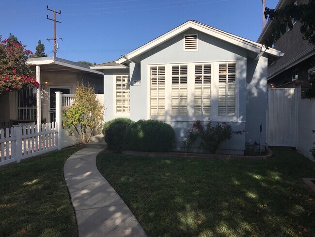 Foto del edificio - Beautiful 2 Bedroom 1 Bathroom on the Chan...