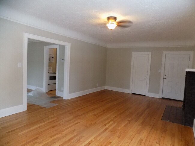 Building Photo - 928 Canfield Rd