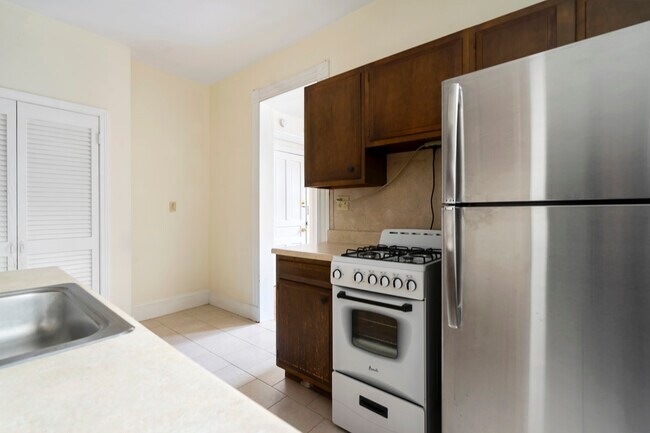 19Lynwood #2 Kitchen - 19 Lynwood Pl