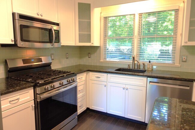 Foto del edificio - Newly Renovated 2 Bedroom