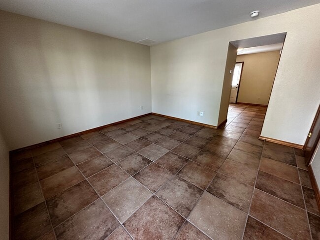 Building Photo - 2 bedroom 1.5 bath Townhome in a great loc...