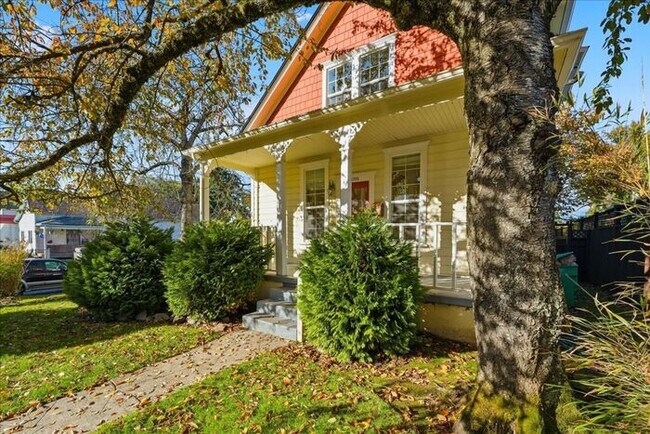 Building Photo - Charming Updated Home in SE Portland!