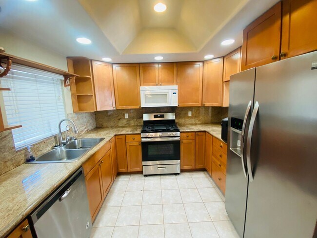 Building Photo - Stunning 4 Bedroom 3 Bathroom Home in Esco...