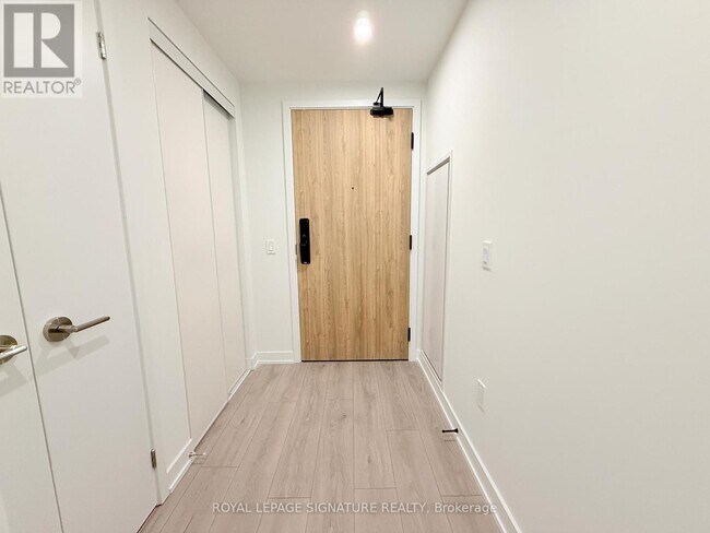 Photo du bâtiment - 1 Fairview Rd E