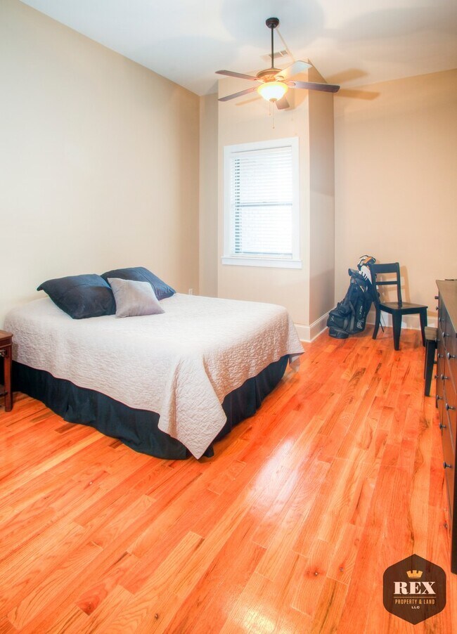 Building Photo - Downtown Loft, Modern Kitchen, Hardwood Floors, Gated Parking