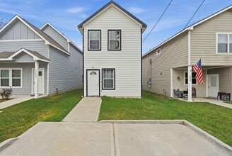 Building Photo - 16680 E Ivanhoe St