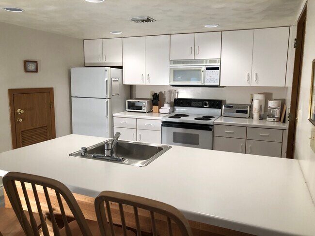 Nicely equipped kitch - 8021 Meadowridge Dr