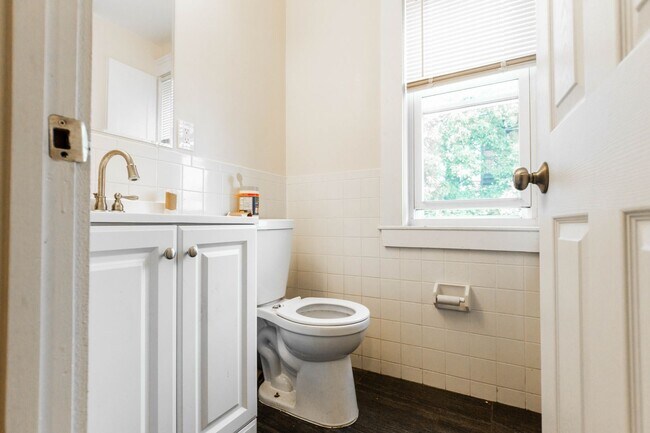 Foto del edificio - Allston 5 bed/2 bath with updated kitchen available 9/1/2026