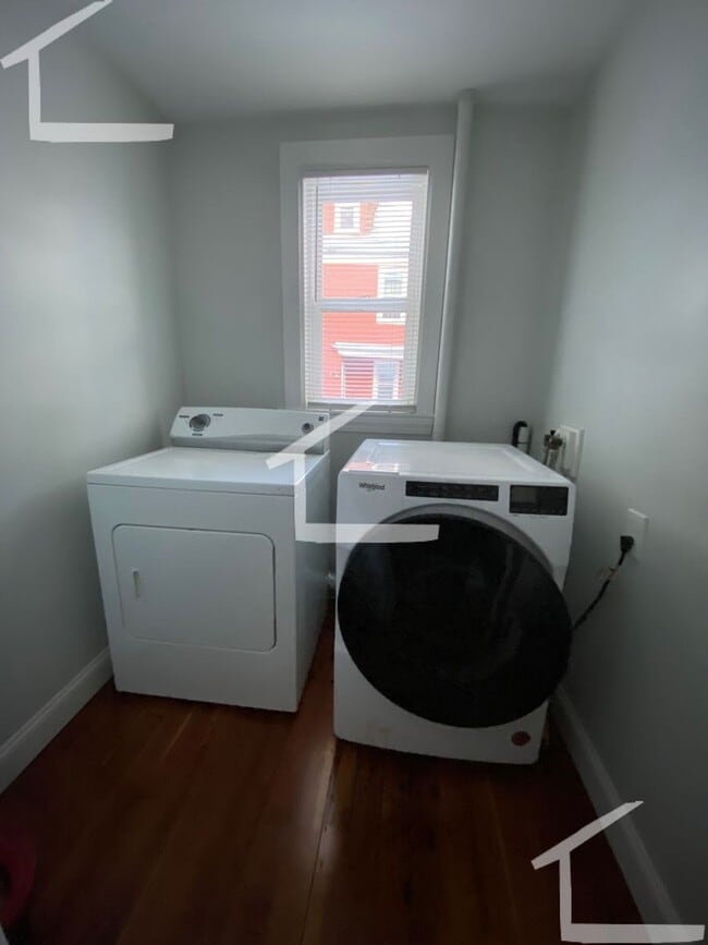 Building Photo - 9/1 Spacious 1BR with EIK, heat inc, eleva...