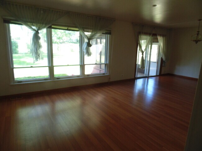 Building Photo - 212 Sumac Ln