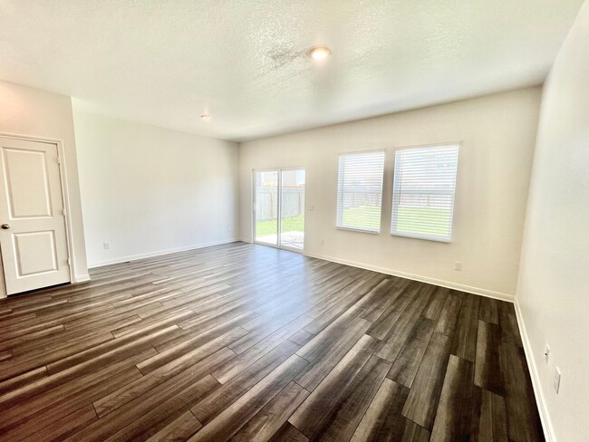 Building Photo - **APPLICATION RECEIVED** **MOVE-IN SPECIAL...
