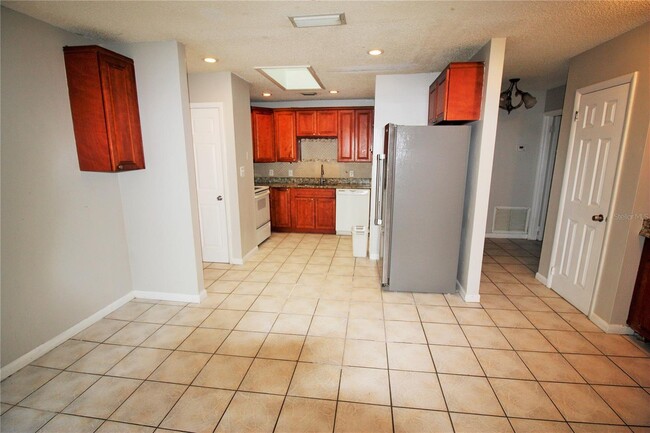 Building Photo - 733 Tanglewood Rd
