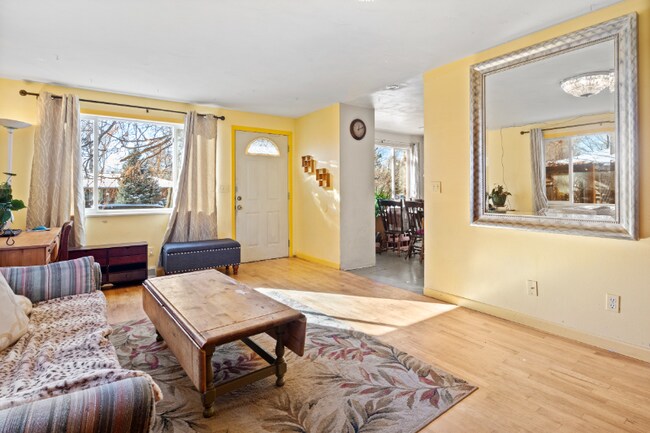 Building Photo - 728 Hubbard Dr