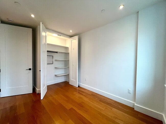 Foto del edificio - 22 Rogers Ave