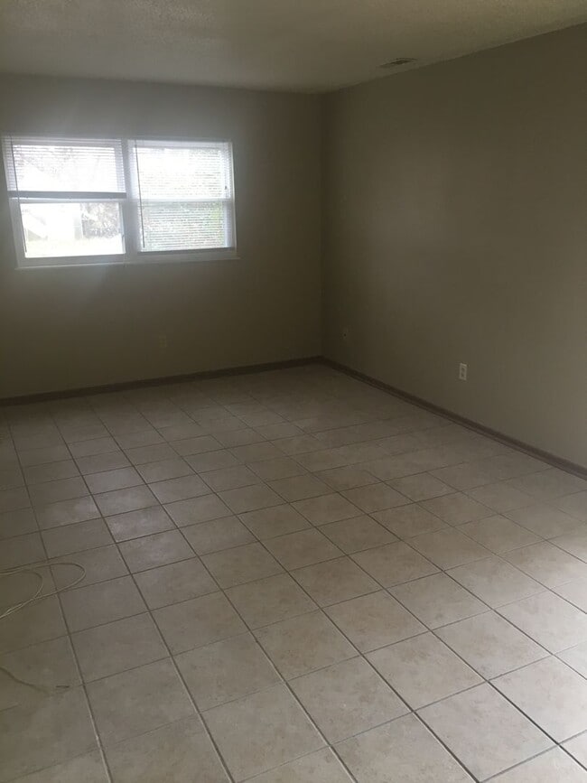 Building Photo - 3 BR 1.5 BA Home off 62 in Farmington