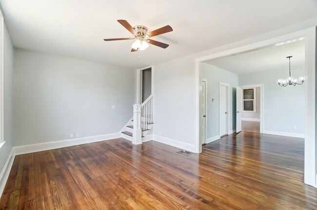 Building Photo - Spacious 3 Bedroom in Hamilton!