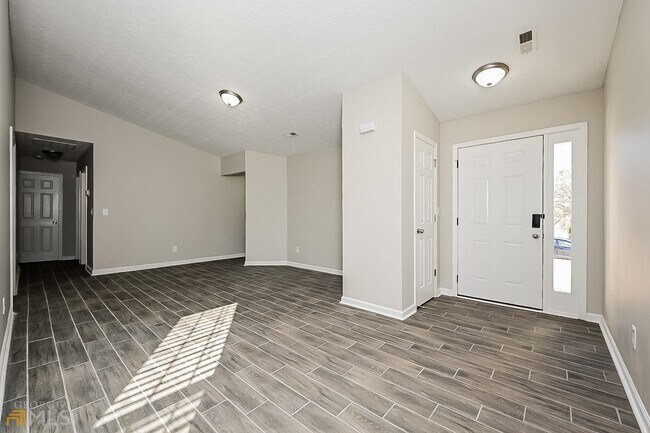 Foto del edificio - 150 Saddlebrook Dr