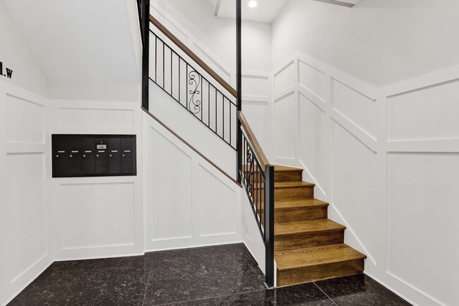 Building Photo - 120 E 57th St