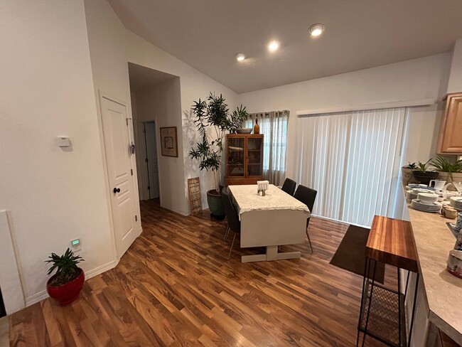 Building Photo - 2 bed 1.5 bath home