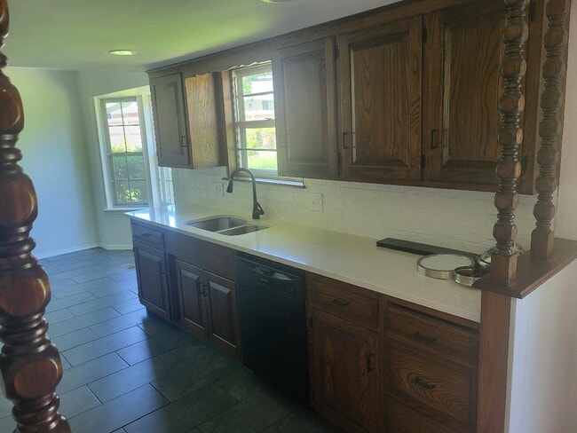 Kitchen - 1511 W Magnolia St