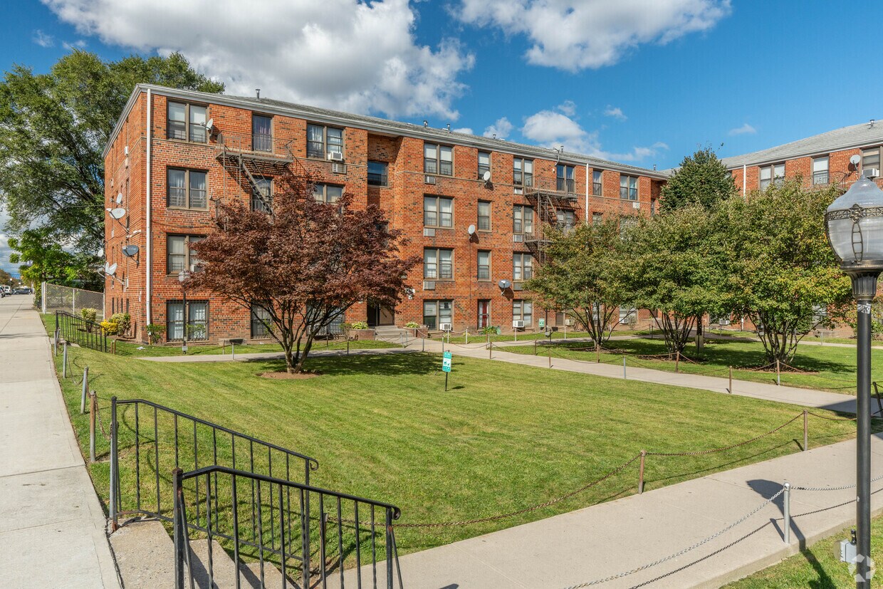 959 E 108th St - Shore Gardens