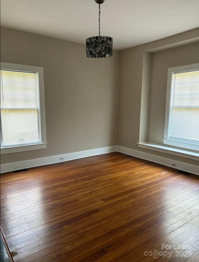 Foto del edificio - 305 N Ellis St