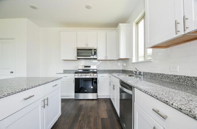 Building Photo - 16439 Big Hickory Dr