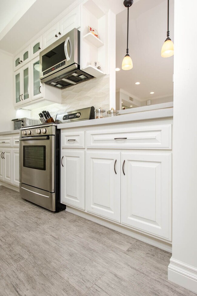 Kitchen - 1167 Roxbury Dr