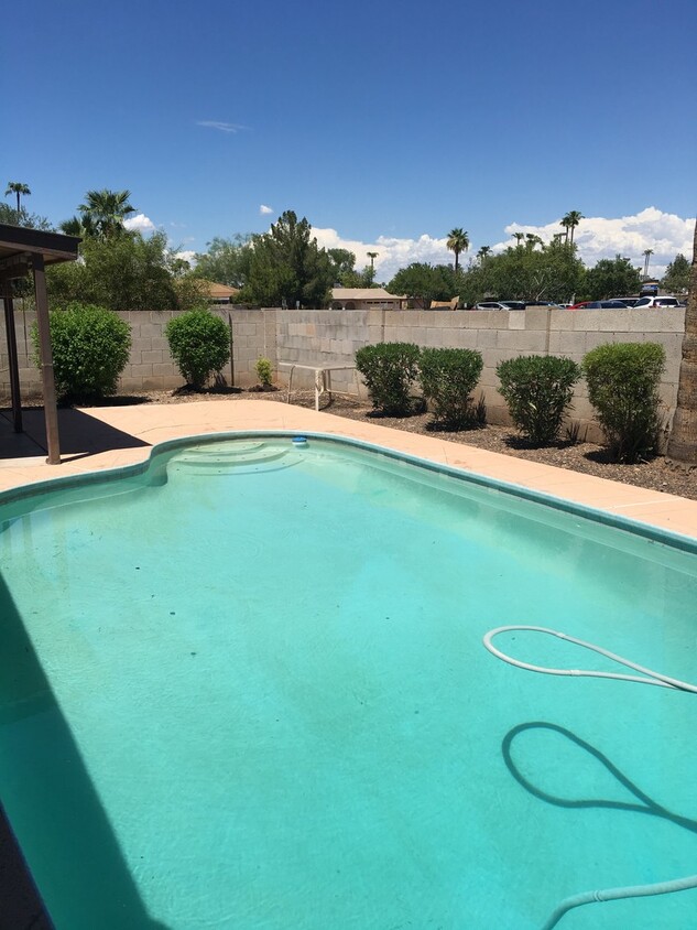 Building Photo - 4 BEDROOM, 2 BATH TEMPE HOME WITH 2 CAR GA...