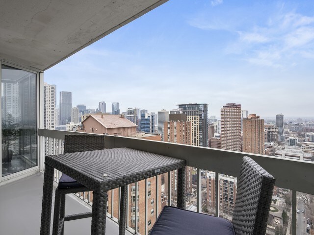 Building Photo - 3 E Delaware Pl