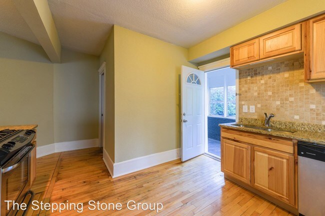 Foto del edificio - 619-621 University Ave NE