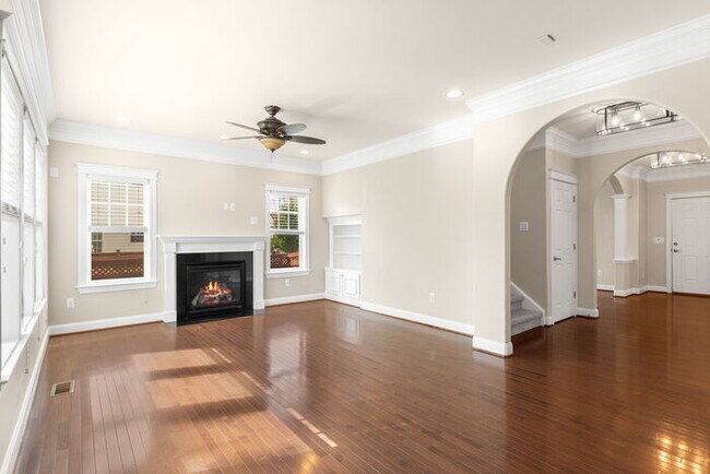 Foto del edificio - Spacious, modern 5 bed 4 bath home