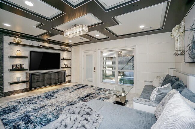 Foto del edificio - 5711 Sugar Hill Dr