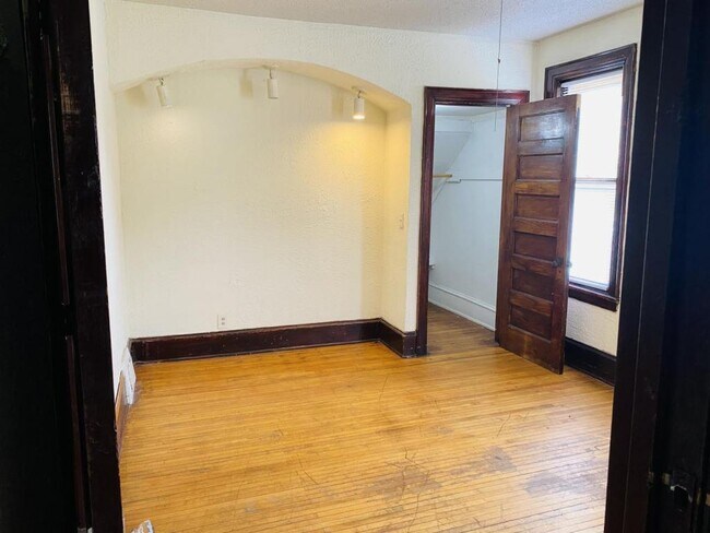 Foto del edificio - 2103 23rd Ave N (Lower Duplex)