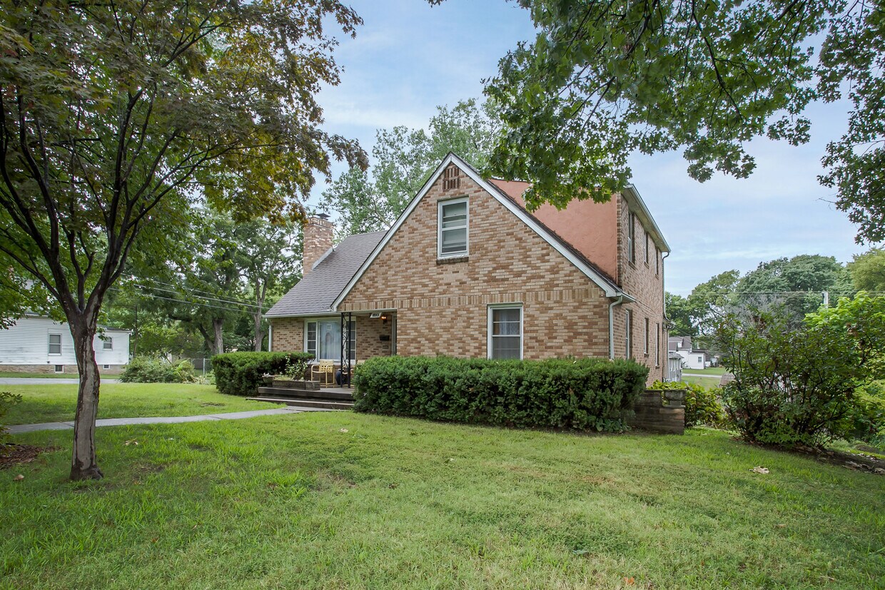 Foto principal - 1430 S Maywood Ave
